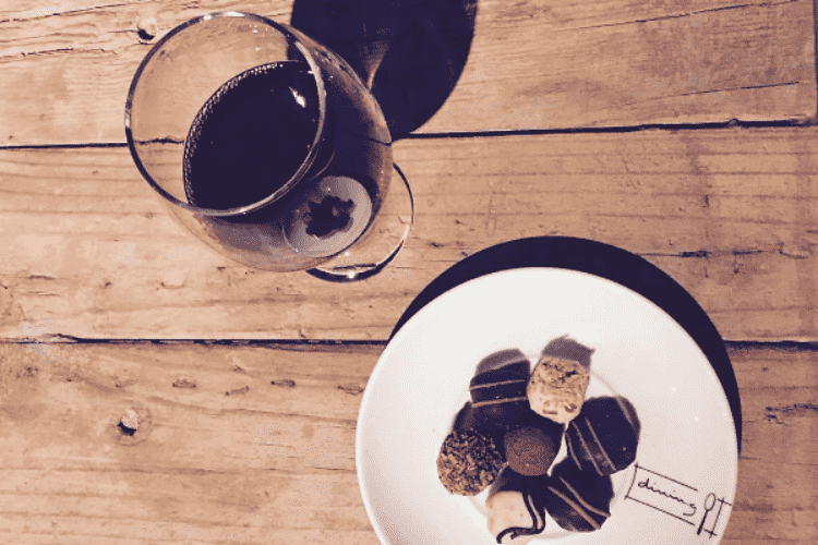 ¿Te atreves con un maridaje de vino y chocolate? Aprende a hacerlo